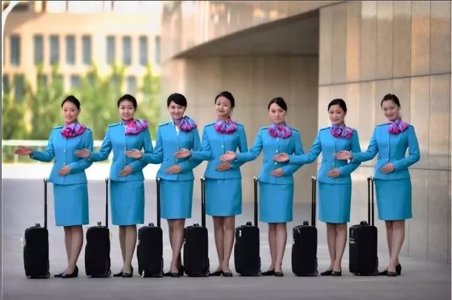 高中生走空乘考大學(xué)好嗎(空乘最吃香的三個(gè)專業(yè))-圖1