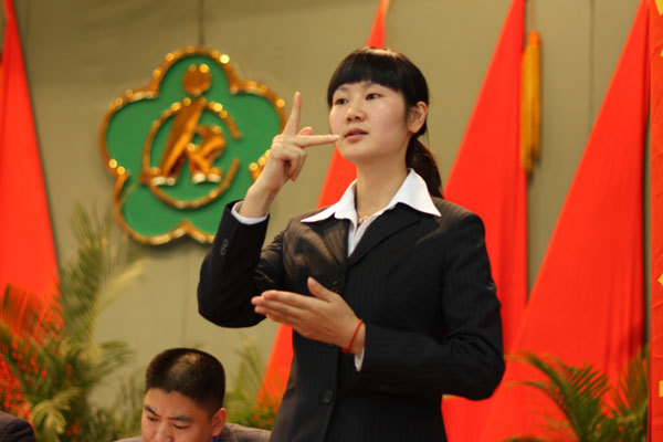 女孩學(xué)翻譯好就業(yè)嗎-圖1
