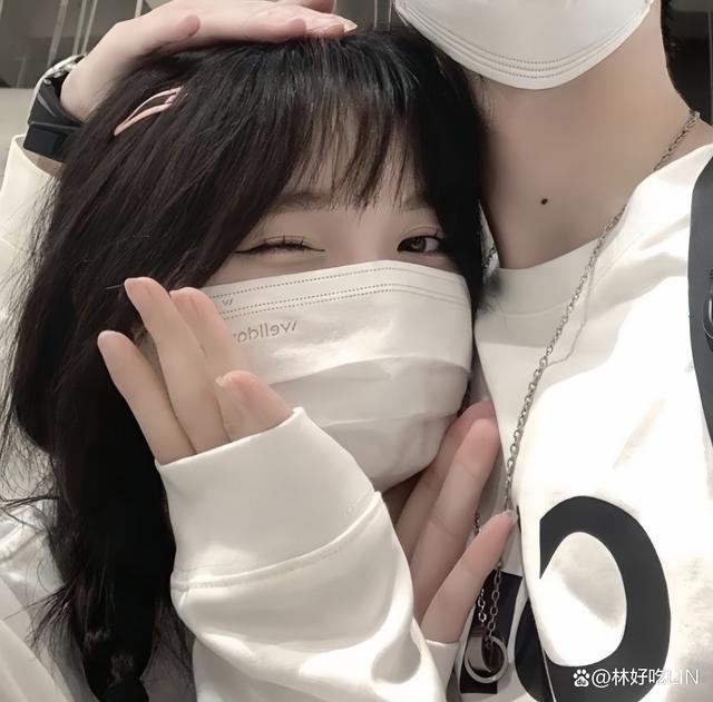 一個(gè)男孩子喜歡摸一個(gè)女孩子的頭-圖1