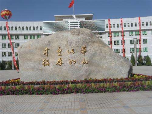 新疆華山中學(xué)的升學(xué)率如何？有哪些特色活動？-圖1